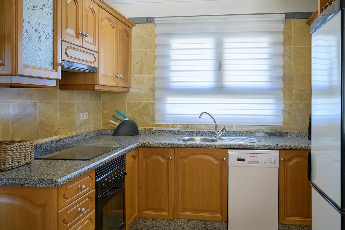Cocina funcional totalmente equipada con electrodomésticos y menaje, Hipoclub Villa Aguamarina 5