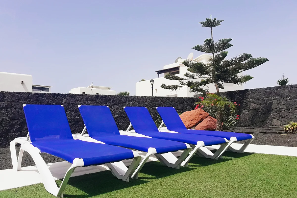 Hamacas dispuestas en zona ajardinada para descanso al aire libre en Hipotel Villa Aguamarina 14