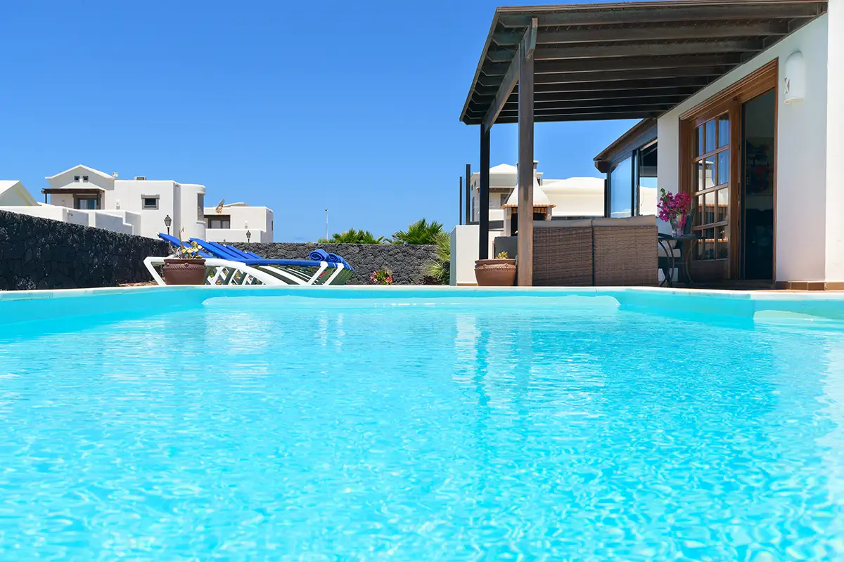 Detailansicht des Außenpools mit Randgestaltung und sichtbarem Zugang bei Hipoclub Villa Aguamarina 29