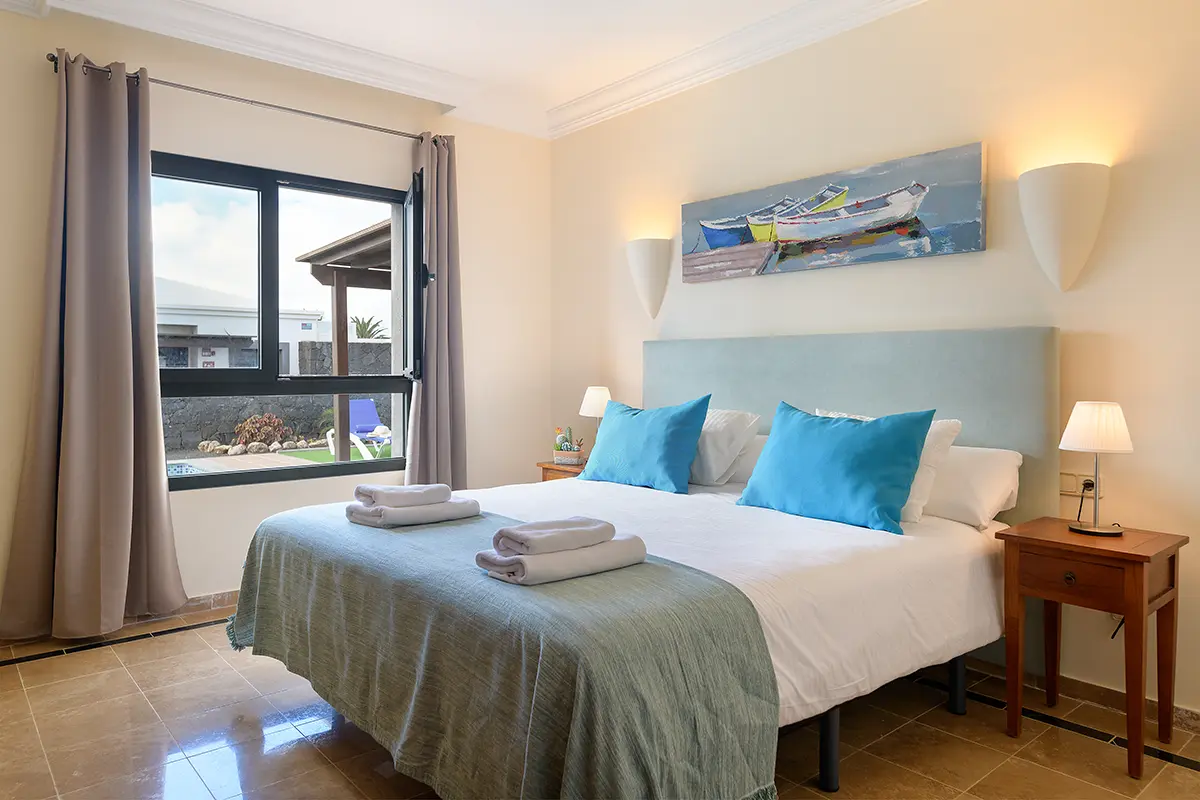 Schlafzimmer mit Blick auf den Garten in Hipoclub Villa Aguamarina 26