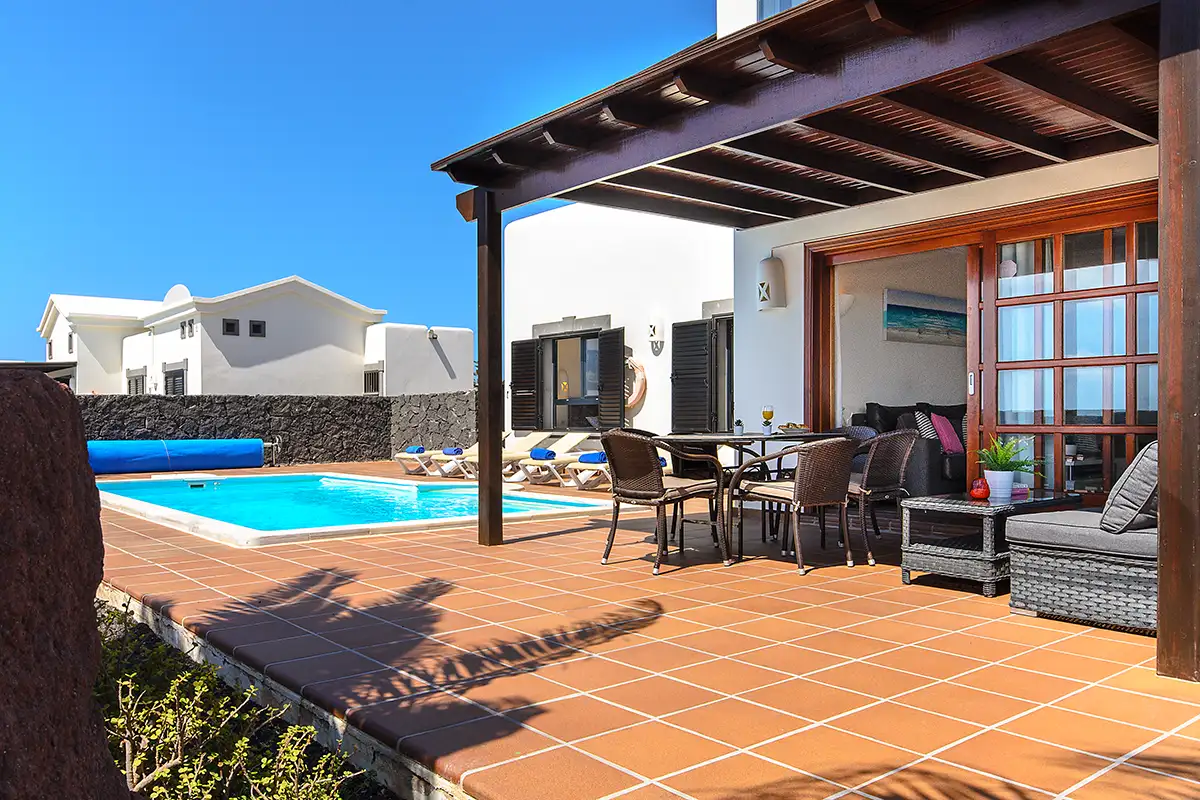 Comfortably furnished terrace of Villa Ámbar Hipoclub