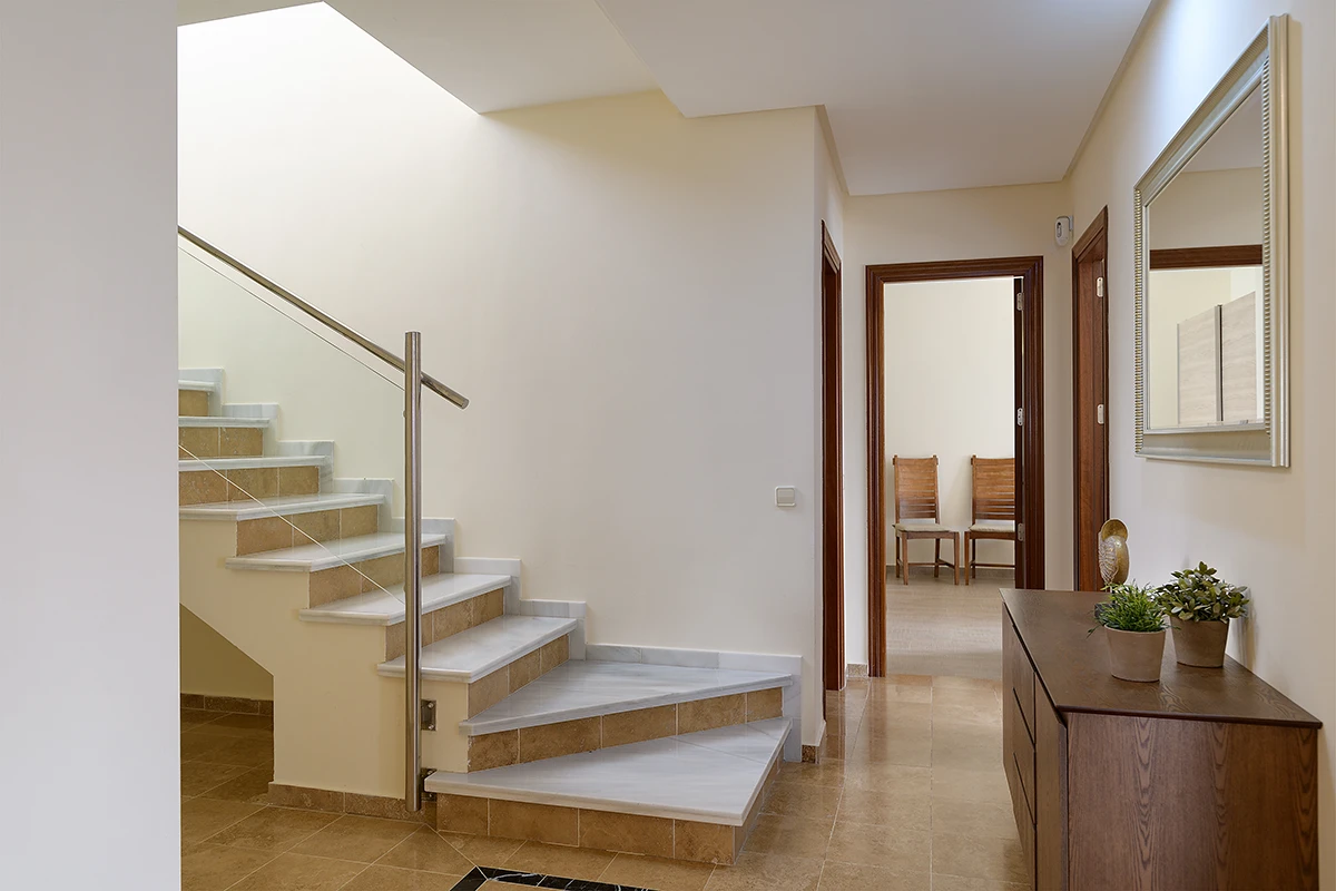 Innentreppe zum Schlafzimmer im Obergeschoss bei Hipoclub Villa Aguamarina 29