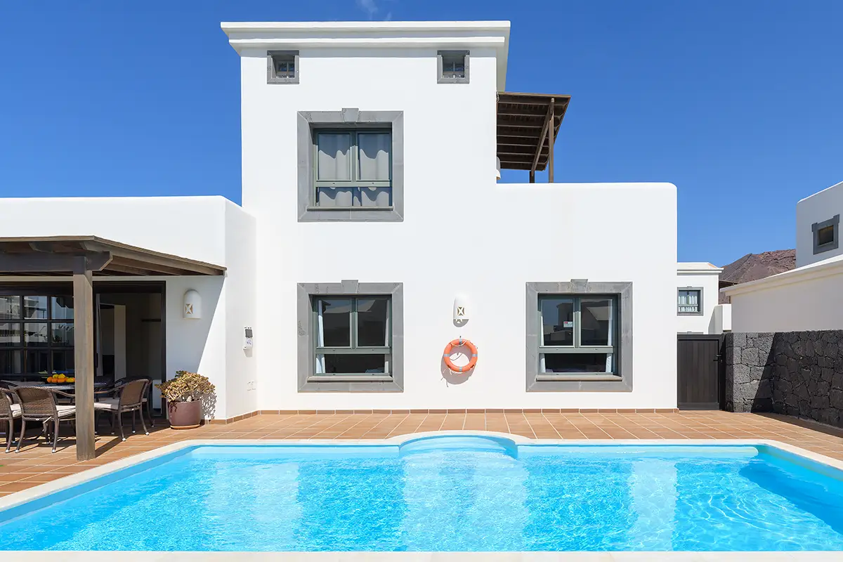 Pool neben der Hauptfassade der Villa in Hipoclub Villa Aguamarina 27