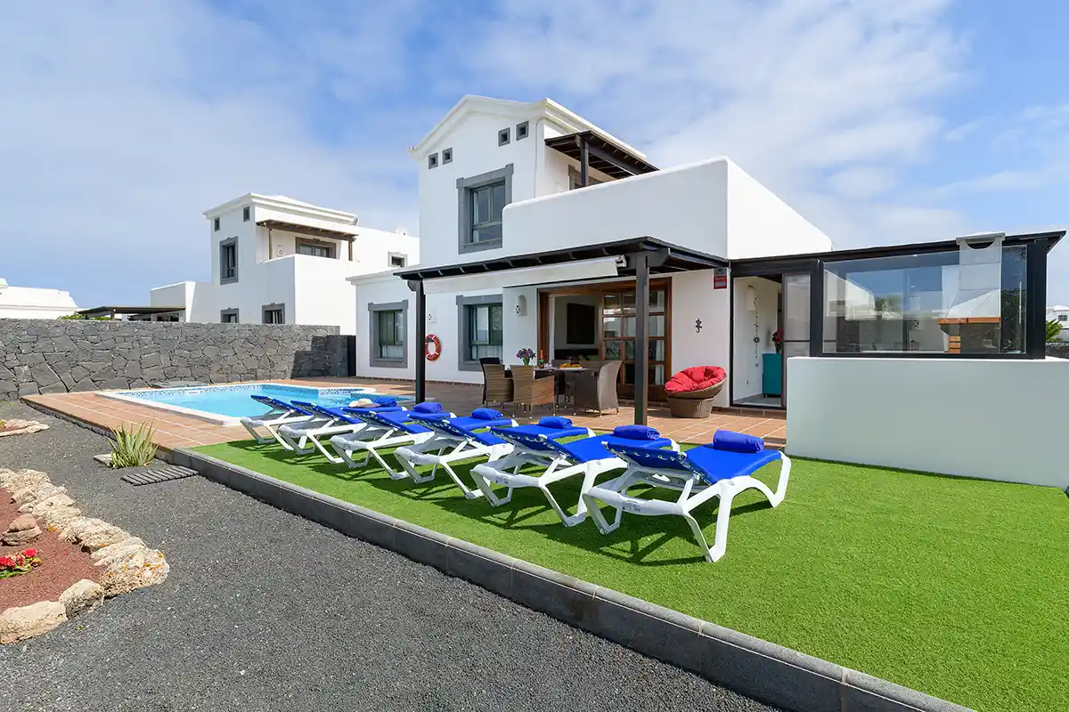Espaciosa zona con césped preparada para disfrutar del sol en Hipoclub Villa Aguamarina 32