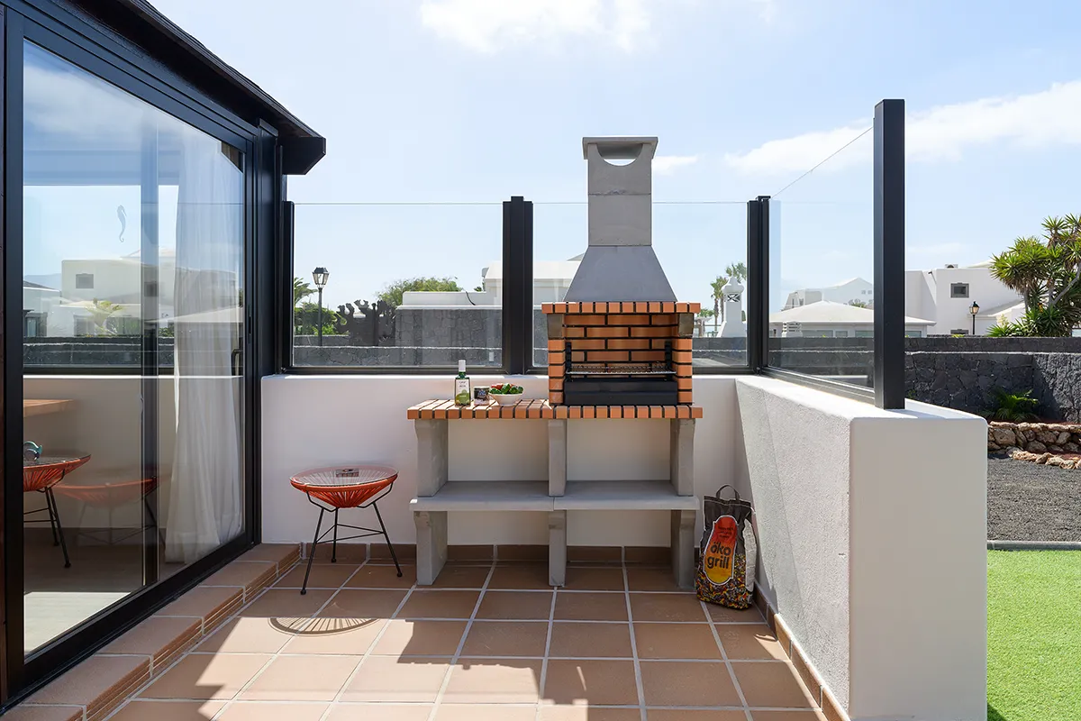 Barbacoa en la terraza exterior de Hipoclub Villa Aguamarina 32