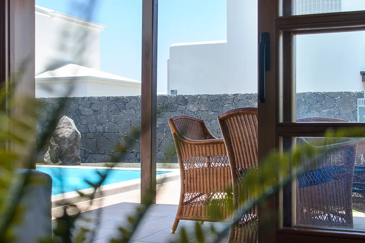 Zugang vom Wohnzimmer zur teilweise überdachten Außenterrasse in Hipoclub Villa Aguamarina 28