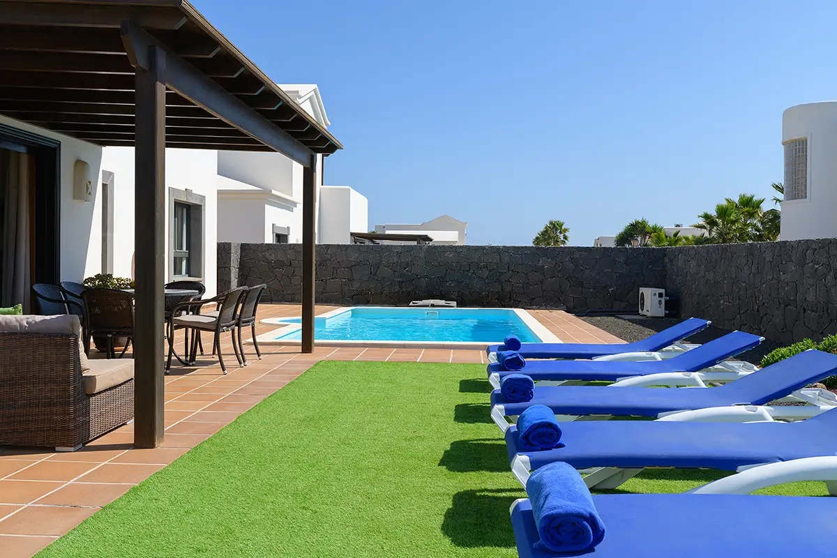 Gartenbereich mit Rasen und Sonnenliegen in Hipoclub Villa Aguamarina 27