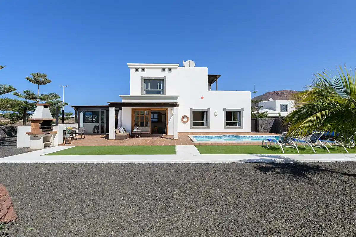 Piscina exterior en zona de terraza junto a los jardines, Hipoclub Villa Aguamarina 5
