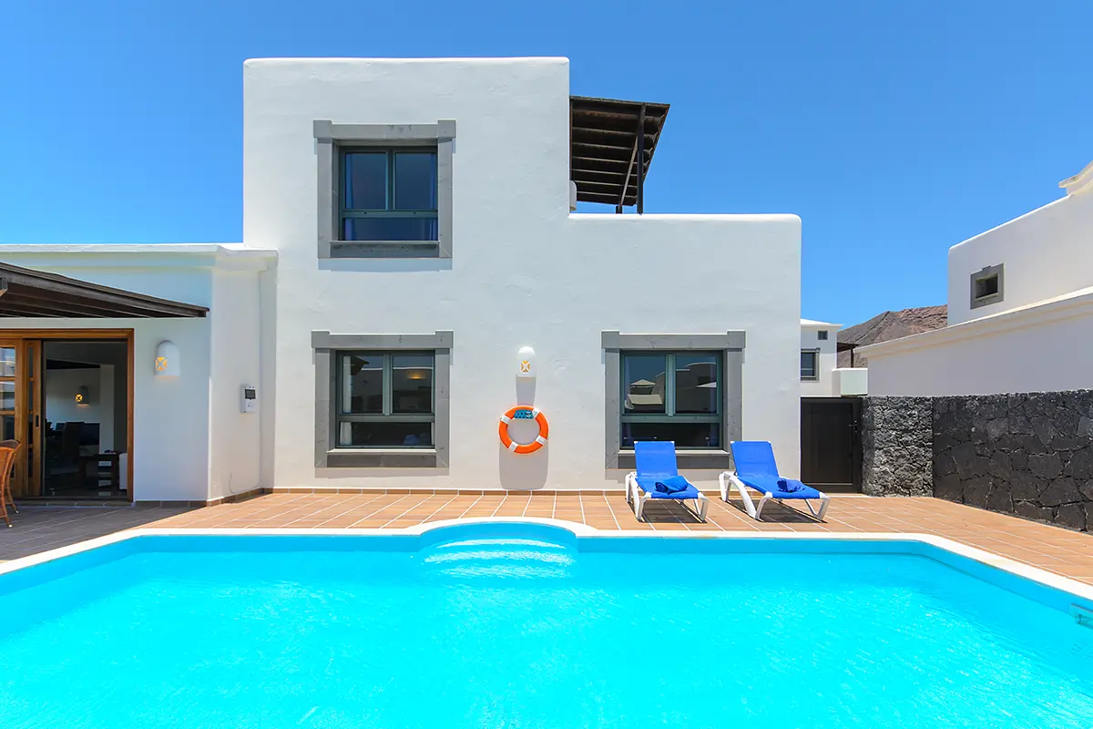 Außenpool mit angeschlossener Terrasse neben der Hipoclub Villa Aguamarina 28