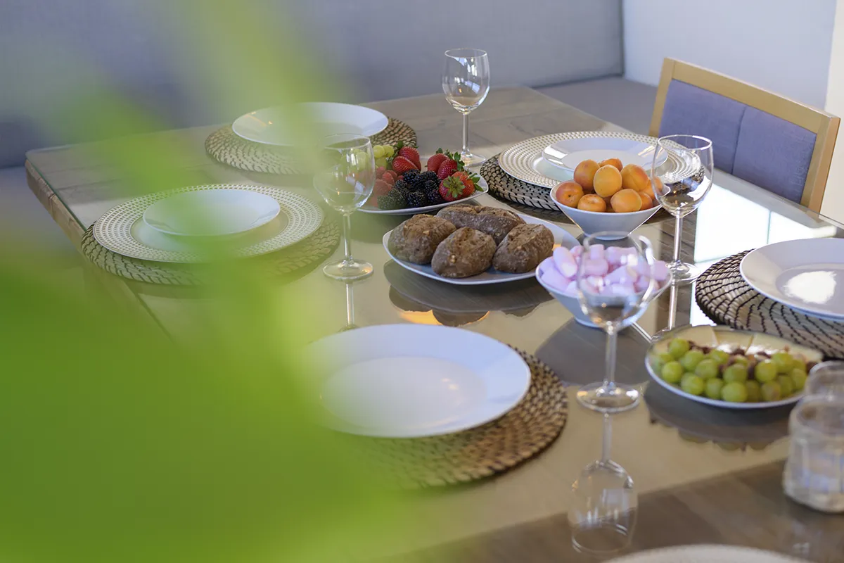 Detailansicht des Essens auf dem Esstisch der Villa Alisios 43 Hipoclub