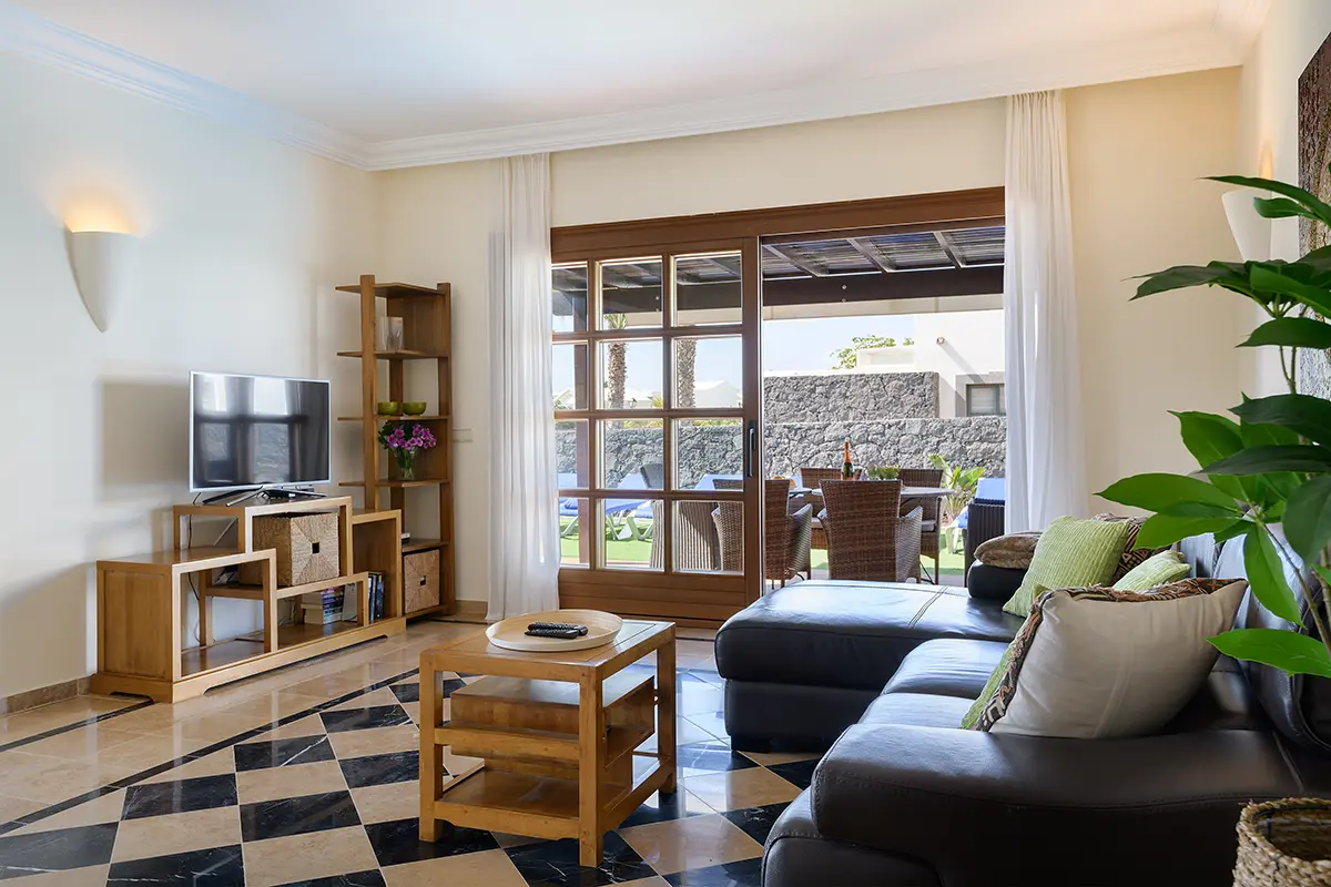 Amplio y confortable salón con televisión en Hipoclub Villa Aguamarina 32