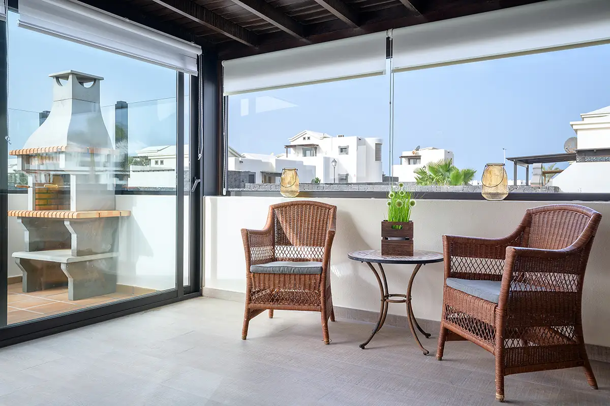 Zugang vom Wohn-Essbereich zur Außenterrasse mit Grill bei Hipoclub Villa Aguamarina 29