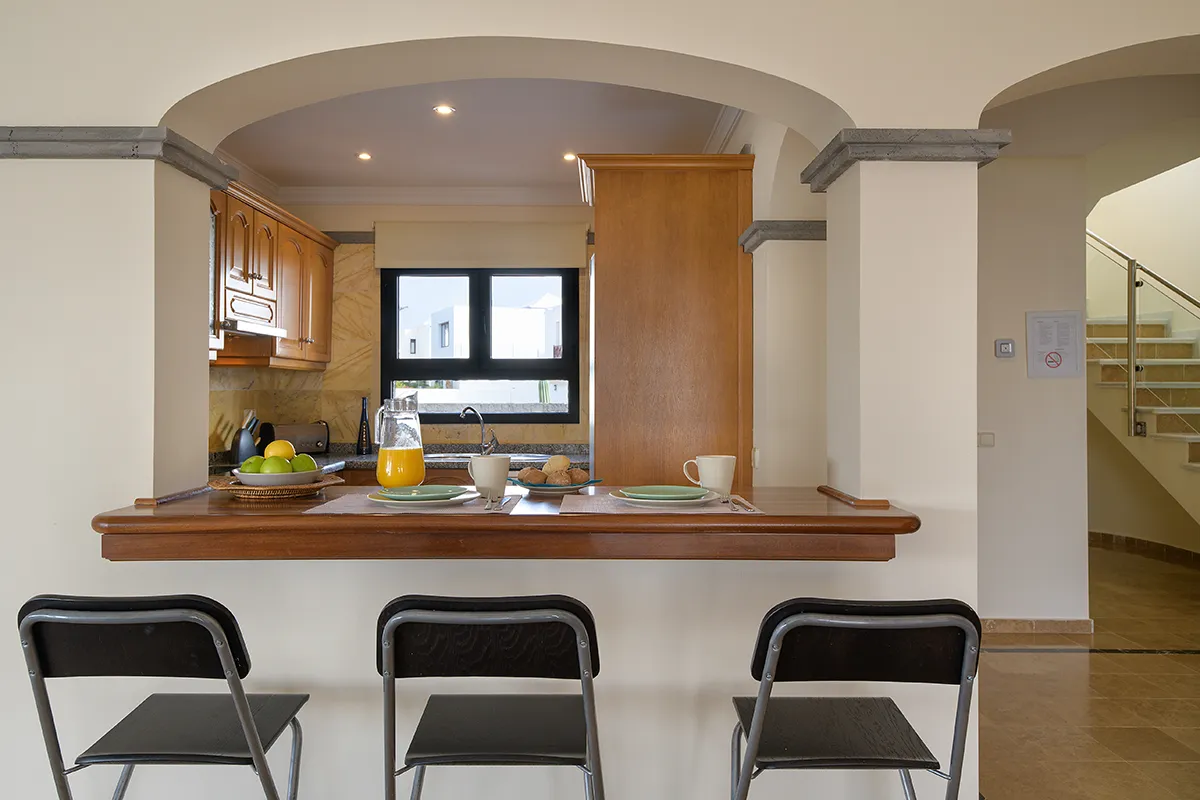 Fenster im Office-Stil mit integrierter Theke und Hockern zum Essen bei Hipoclub Villa Aguamarina 29