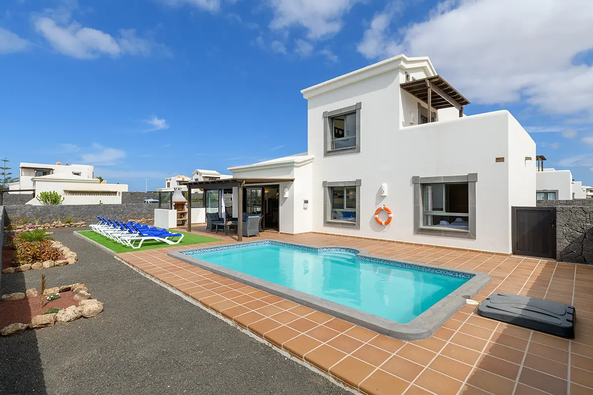 Gesamtansicht des Pools mit Terrassen und Garten in Hipoclub Villa Aguamarina 26