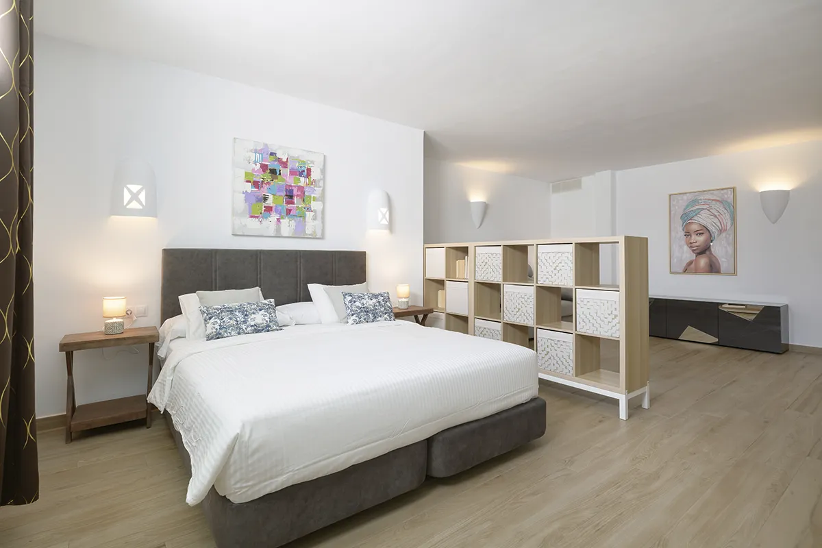 Großzügiges Hauptschlafzimmer mit viel Tageslicht in der Villa Alisios 43 Hipoclub