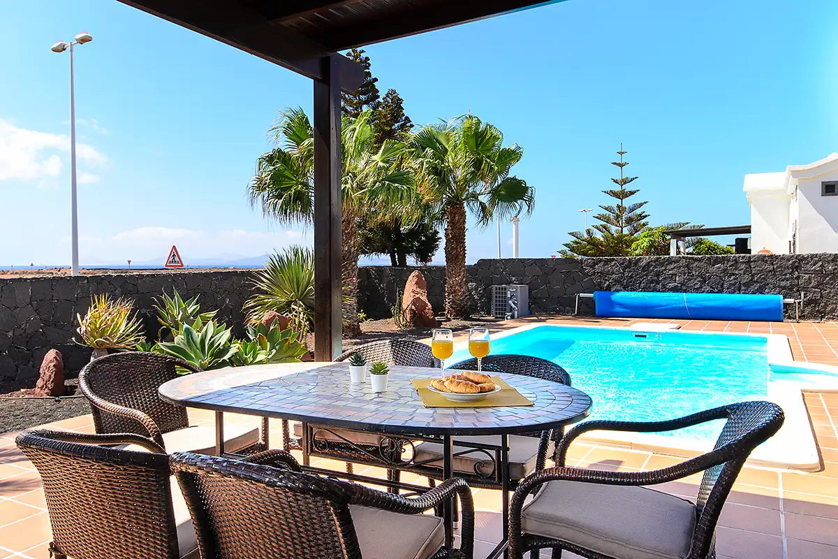 Table set with breakfast on the terrace of Villa Ámbar Hipoclub