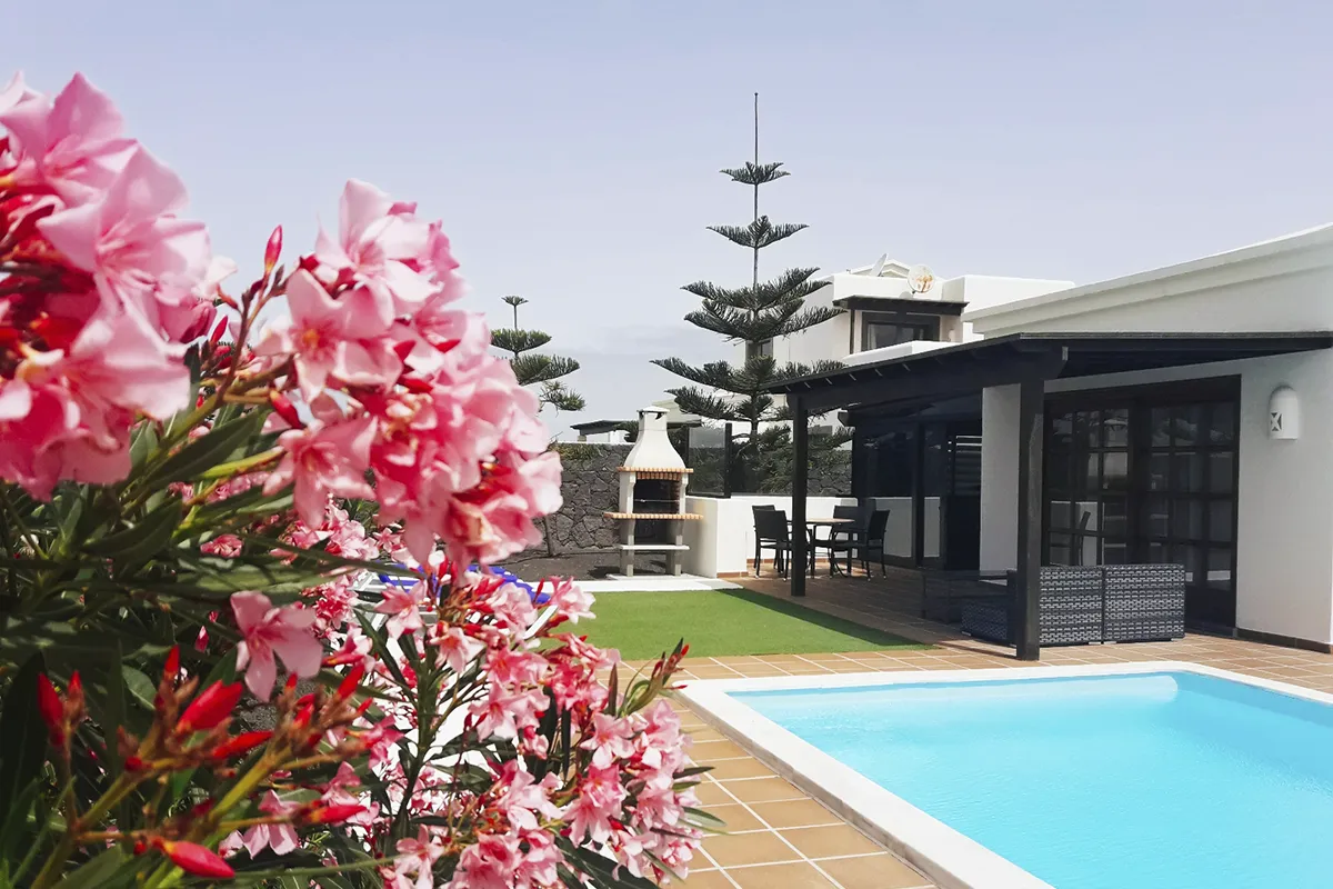 Jardín junto a la piscina en Hipoclub Villa Aguamarina 11