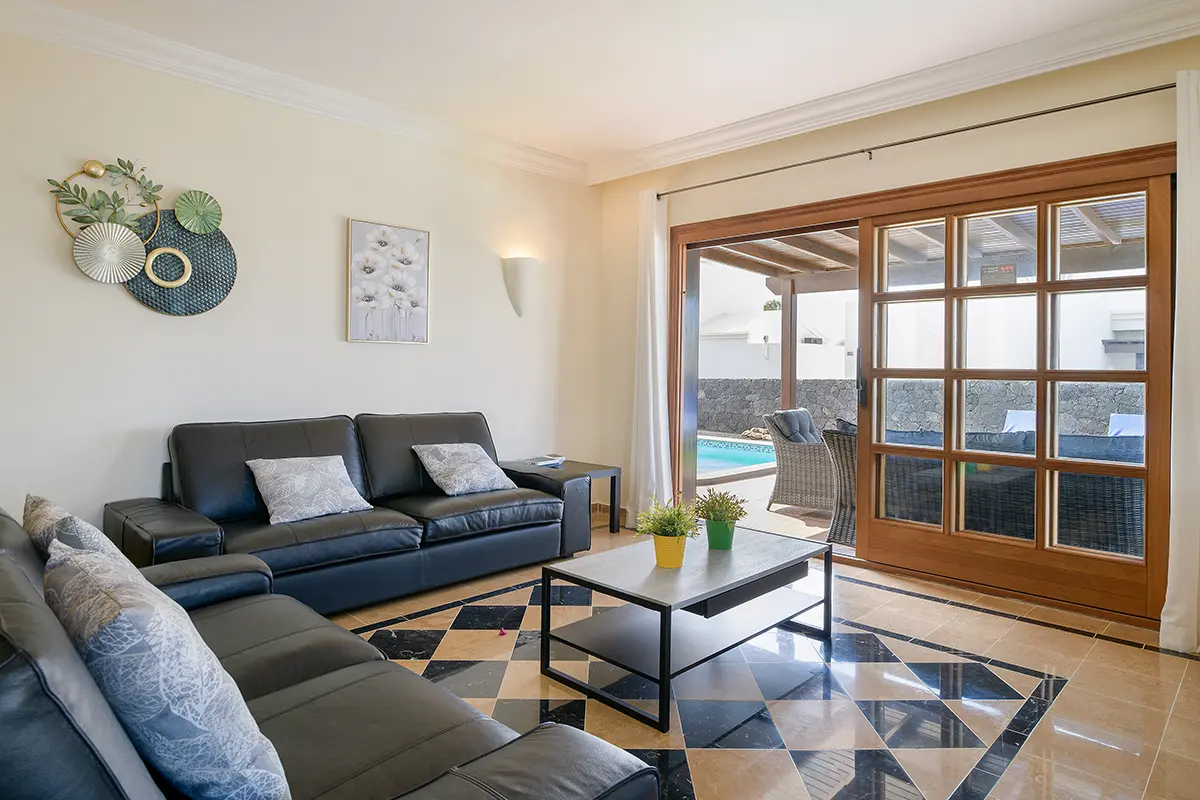 Gemütliches Wohnzimmer mit bequemen Sofas in Hipoclub Villa Aguamarina 26