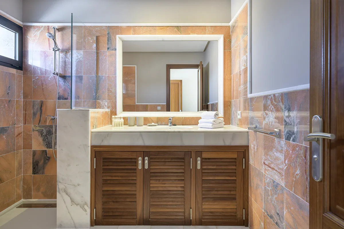 Badezimmer mit Dusche in der Villa Alisios 43 Hipoclub