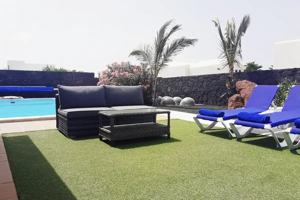 Sillones y tumbonas en el jardín de Hipoclub Villa Aguamarina 11