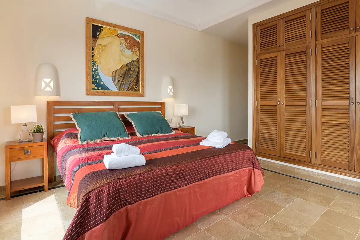 Hauptschlafzimmer mit integriertem Kleiderschrank bei Hipoclub Villa Aguamarina 29