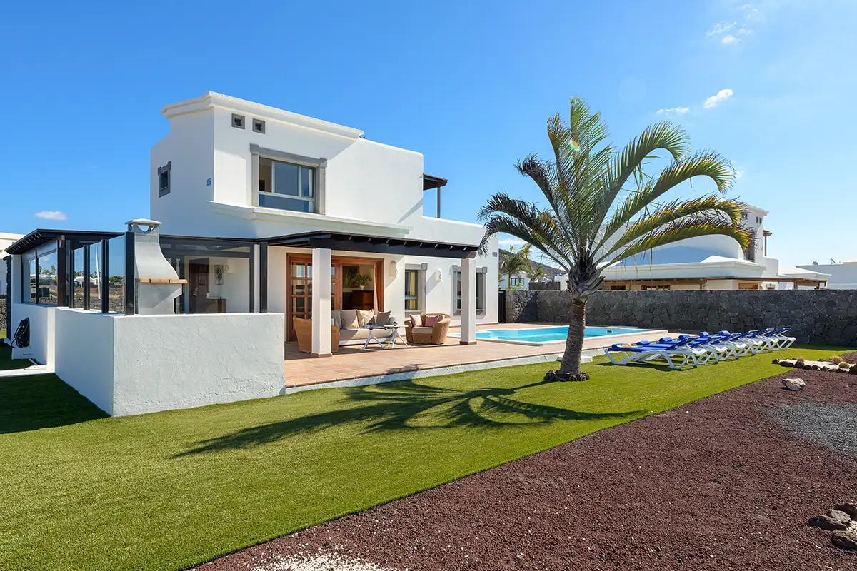 Spacious gardens in the outdoor area of Hipoclub Villa Aguamarina 1