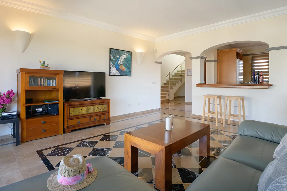 Sala de estar de gran amplitud equipada con sofá y televisión en Hipoclub Villa Aguamarina 30