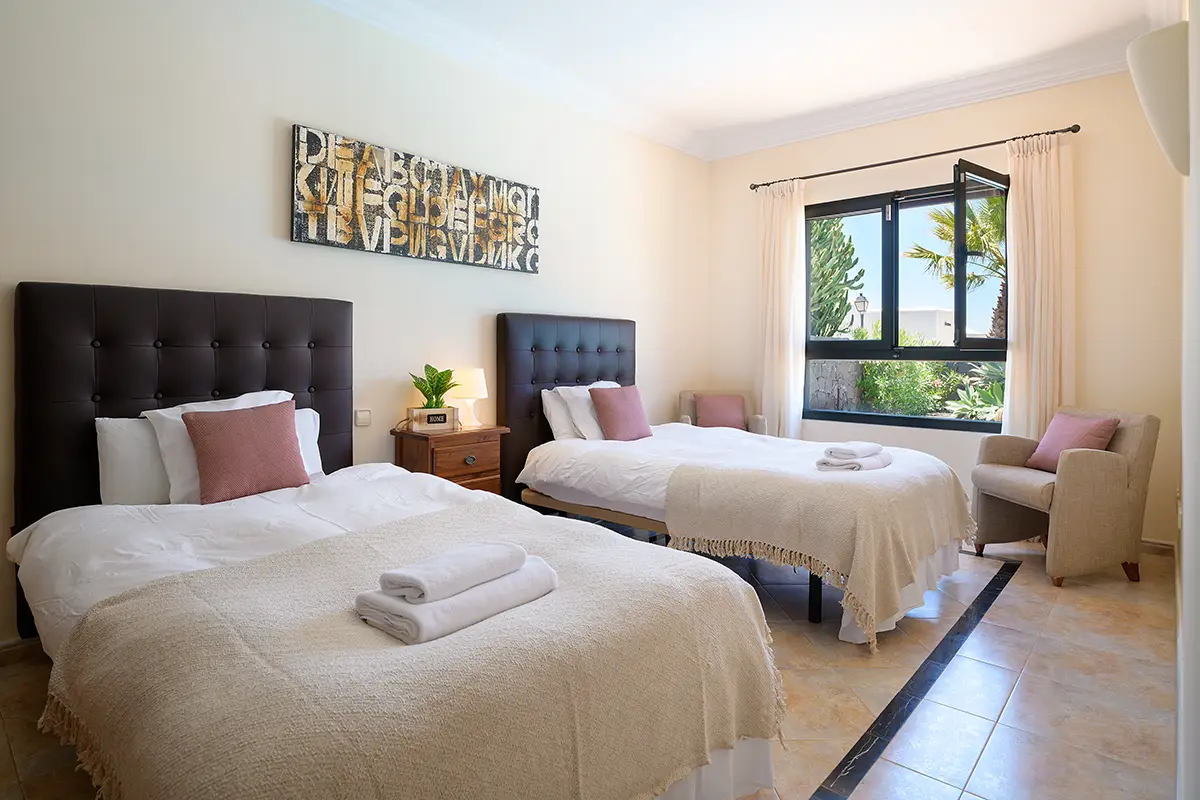 Dormitorio doble con camas individuales en Hipoclub Villa Aguamarina 11