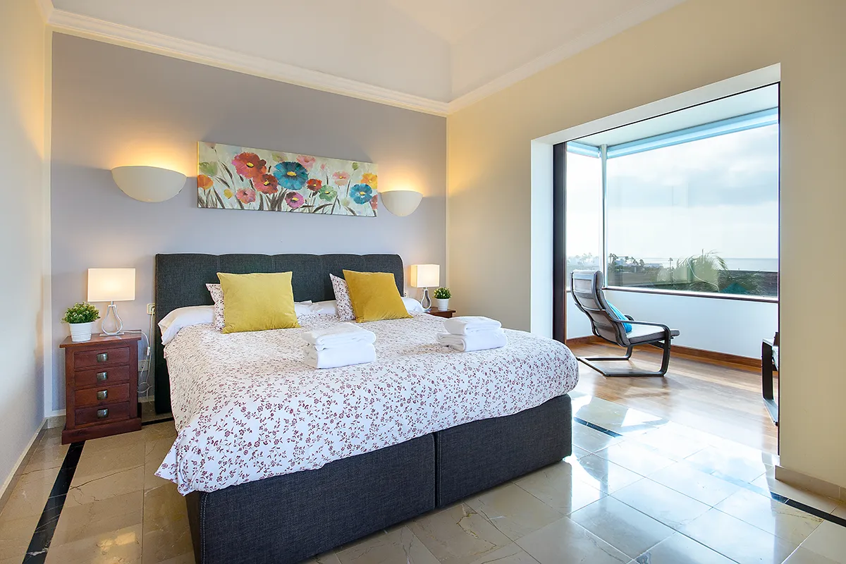 Dormitorio doble con mirador y vistas al mar de la Villa Hipoclub