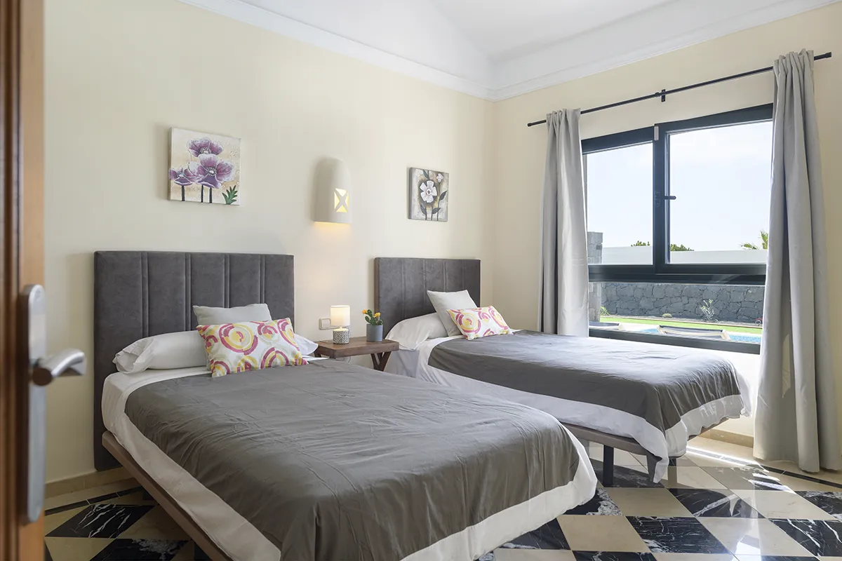 Zweibettzimmer mit Gartenblick in der Villa Alisios 43 Hipoclub