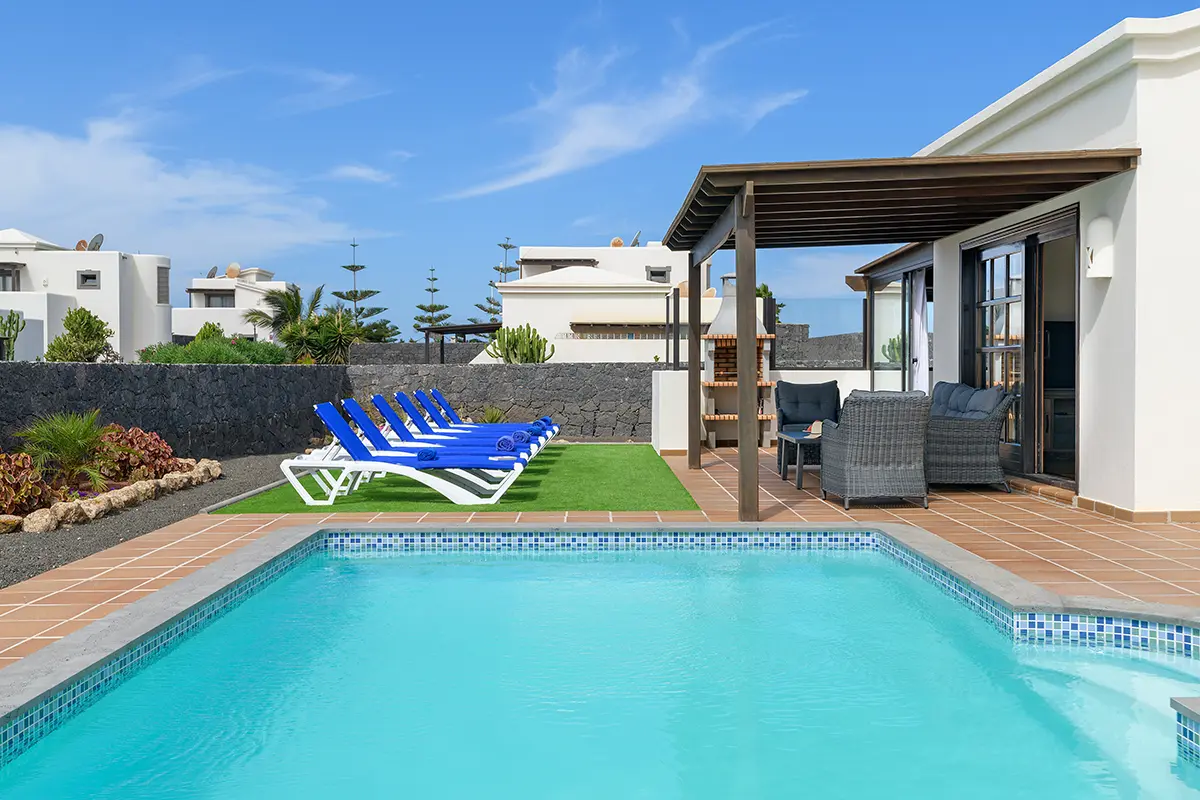Außenpool neben überdachter Terrasse in Hipoclub Villa Aguamarina 26