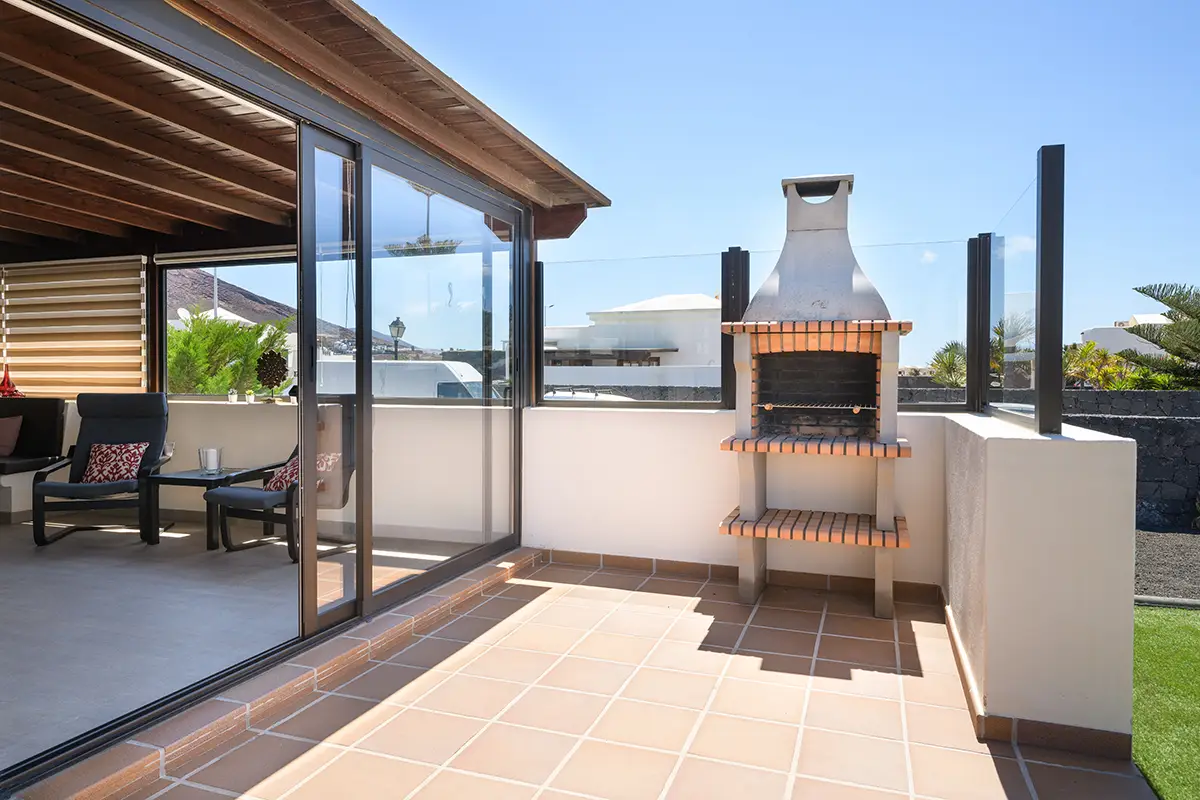Zona de terraza exterior equipada con barbacoa integrada en Hipoclub Villa Aguamarina 30