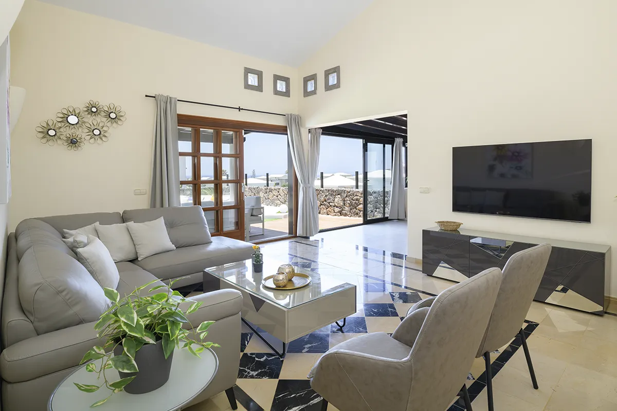 Wohnbereich mit TV in der Villa Alisios 43 Hipoclub