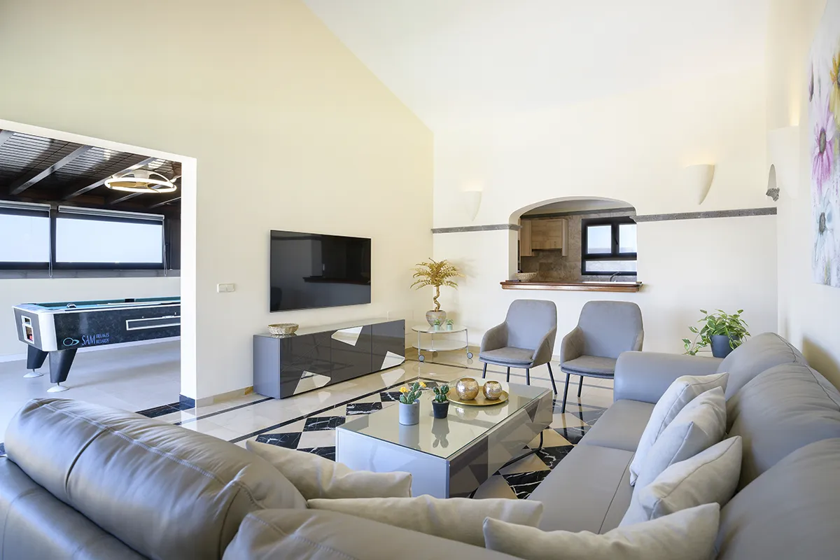 Wohnbereich mit Verbindung zum Esszimmer und Spielzimmer in der Villa Alisios 43 Hipoclub