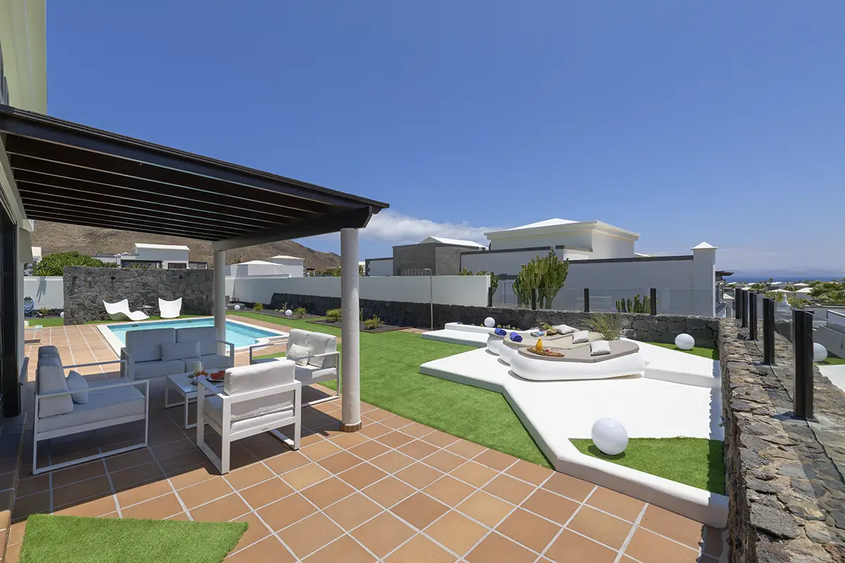 Möblierte Terrasse mit Sesseln unter einer Pergola in der Villa Alisios 43 Hipoclub
