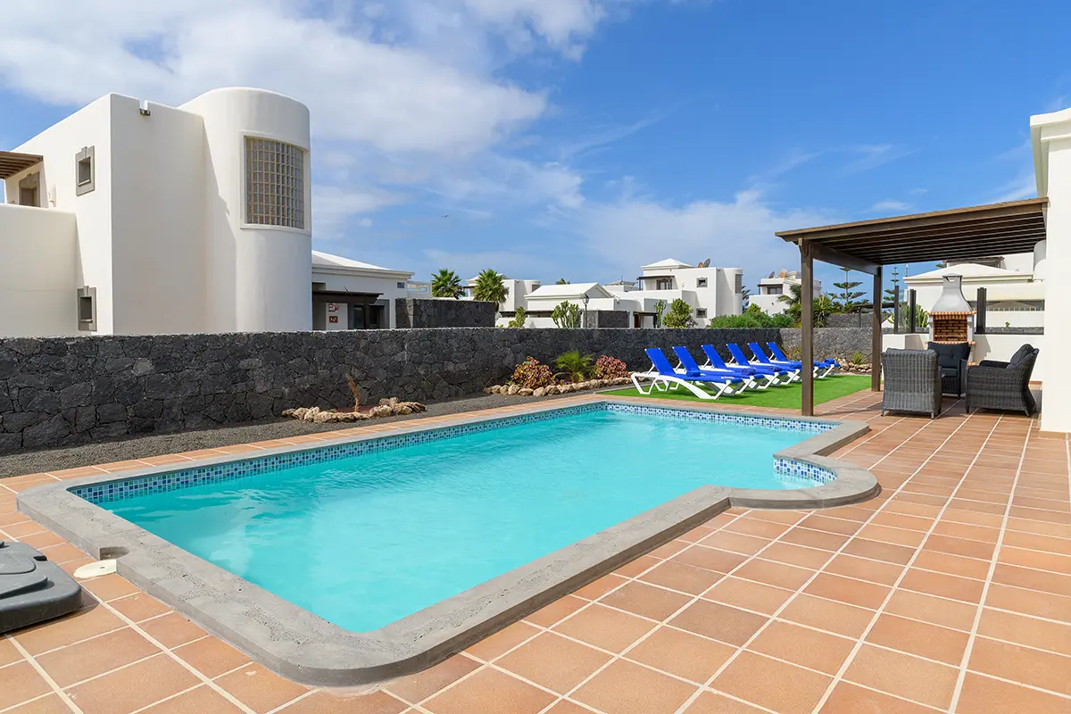 Außenpool neben großzügiger Terrasse in Hipoclub Villa Aguamarina 26