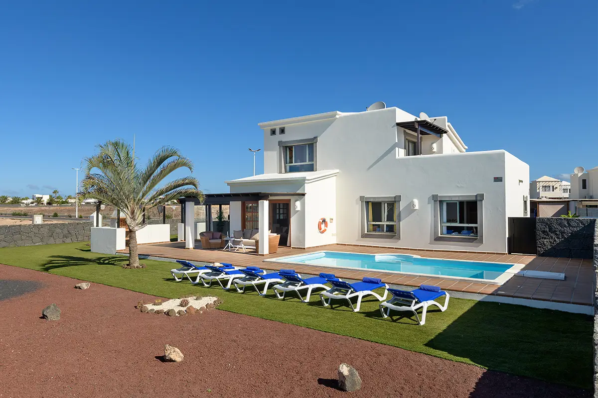 Solarium with lawn and sun loungers at Hipoclub Villa Aguamarina 1
