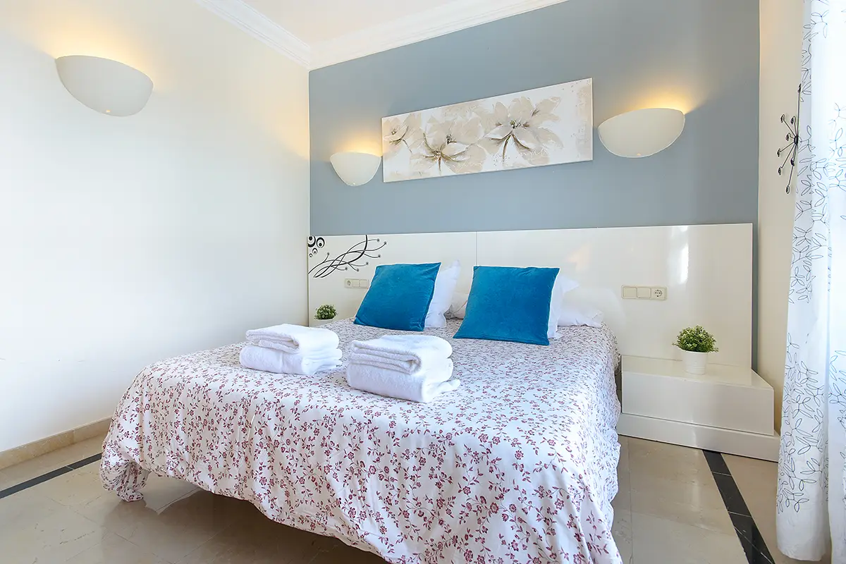 Equipped double bedroom at Villa Ámbar Hipoclub
