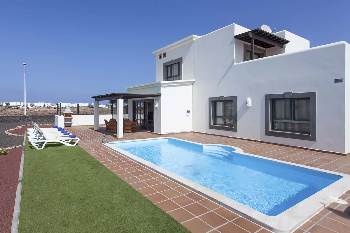 Panorámica del entorno exterior con zona de piscina en Hipoclub Villa Aguamarina 4