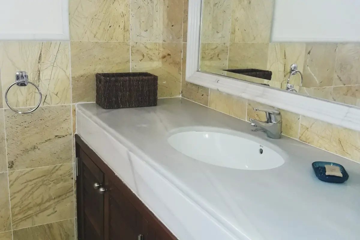 Lavamanos espacioso en el baño de Hipoclub Villa Aguamarina 11