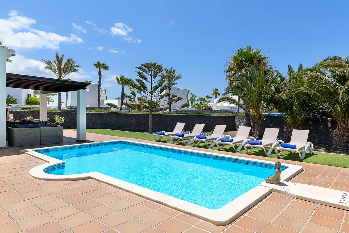 Piscina exterior con área de solárium en Hipoclub Villa Zafiro 54