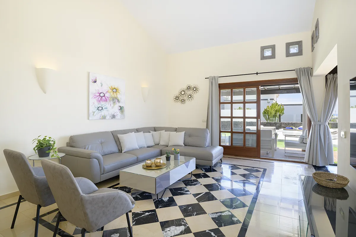 Wohnzimmer mit direktem Zugang zur Terrasse in der Villa Alisios 43 Hipoclub