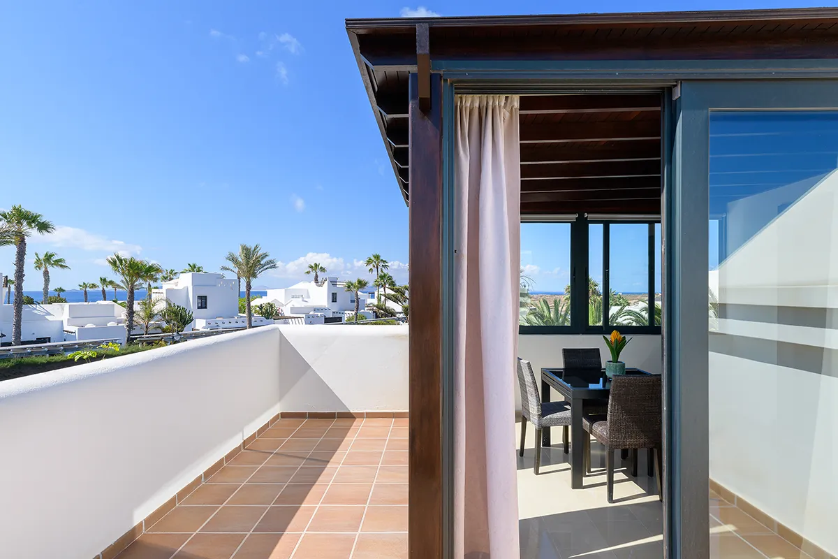 Terraza superior con zona cerrada y abierta en Hipoclub Villa Zafiro 54