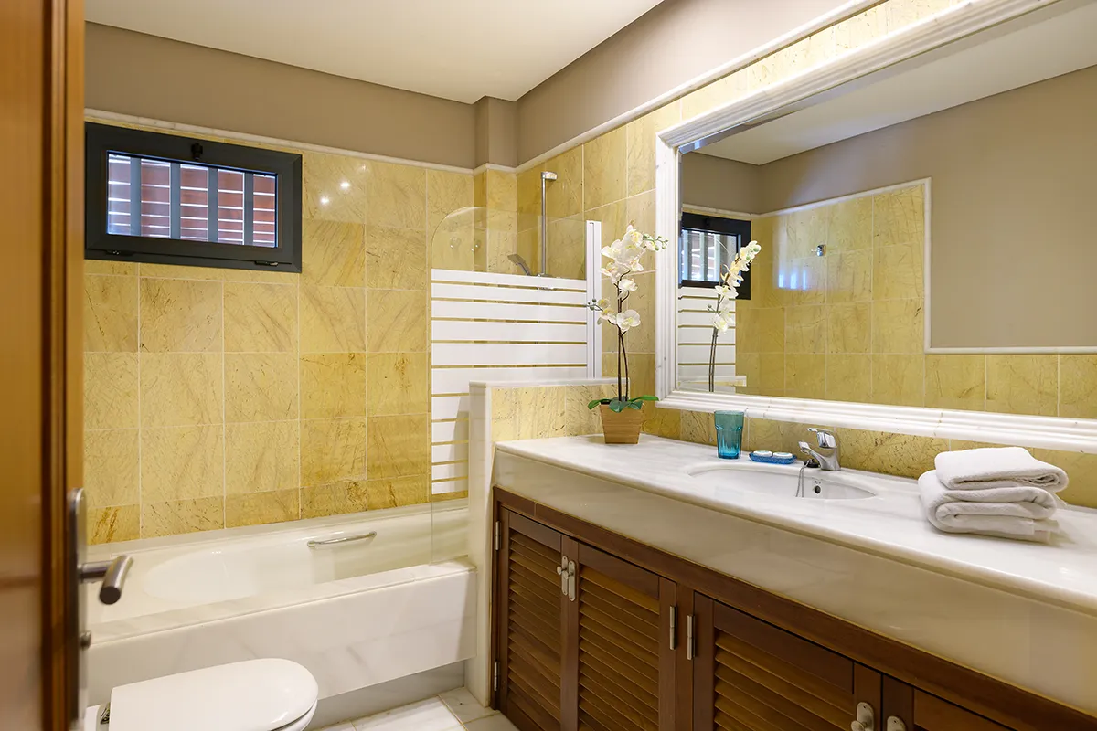 Cuarto de baño interior con bañera en Hipoclub Villa Zafiro 54