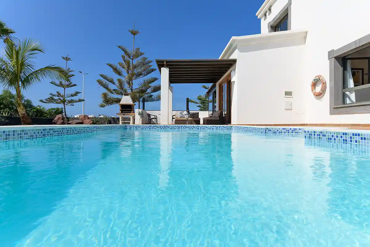 Piscina exterior con terraza cubierta al fondo, Hipoclub Villa Aguamarina 5