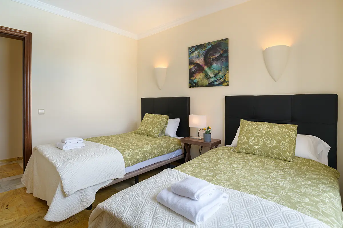 Bedrooms equipped with furniture and bed linen at Villa Faro Park 189 Hipoclub