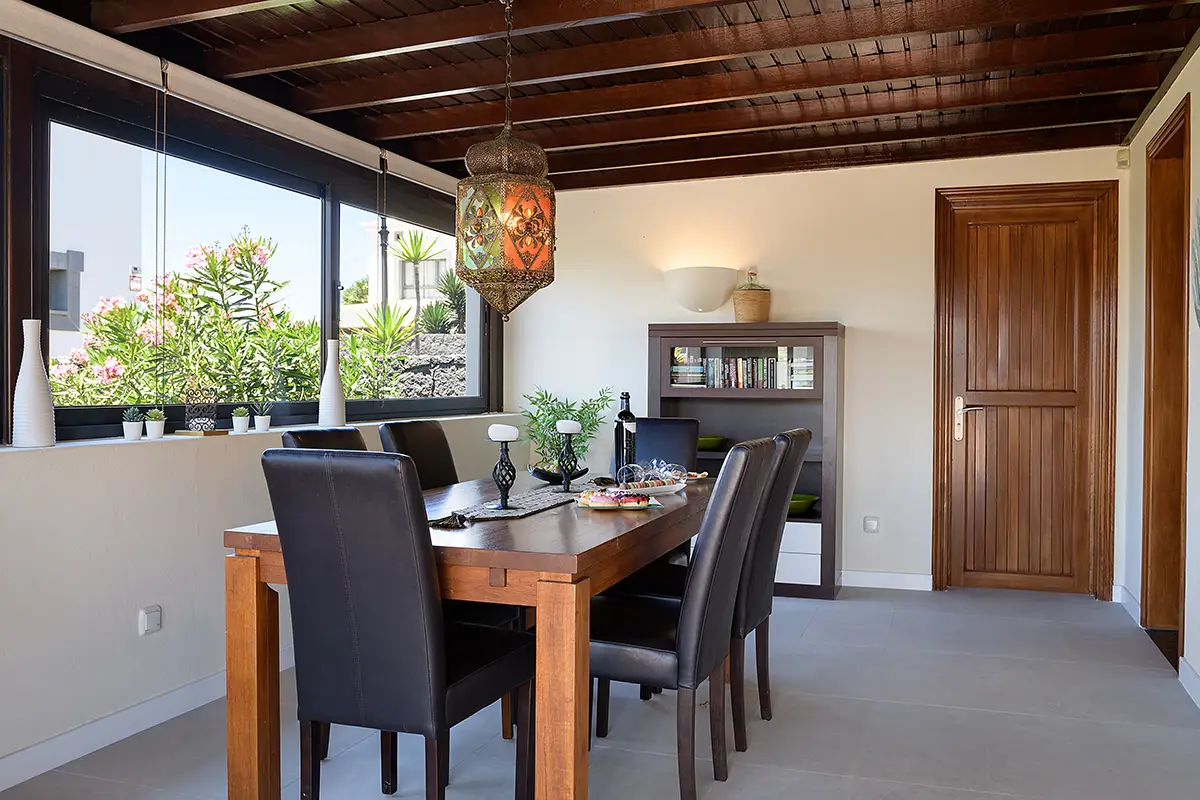 Großes Fenster am Esstisch in Hipoclub Villa Aguamarina 10