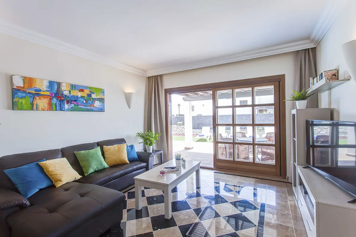 Sala de estar con televisión y acceso directo a la terraza exterior equipada en Hipoclub Villa Aguamarina 4