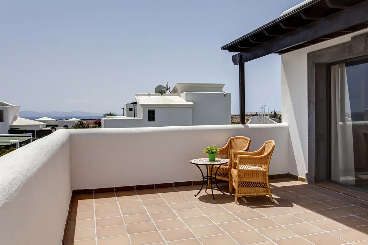 Terraza en planta superior con mobiliario de exterior en Hipoclub Villa Aguamarina 4