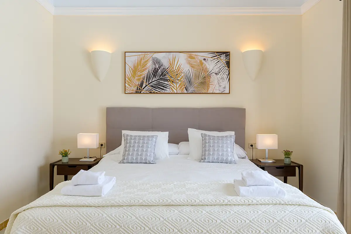 Comfortable master bedroom fully equipped at Villa Faro Park 189 Hipoclub
